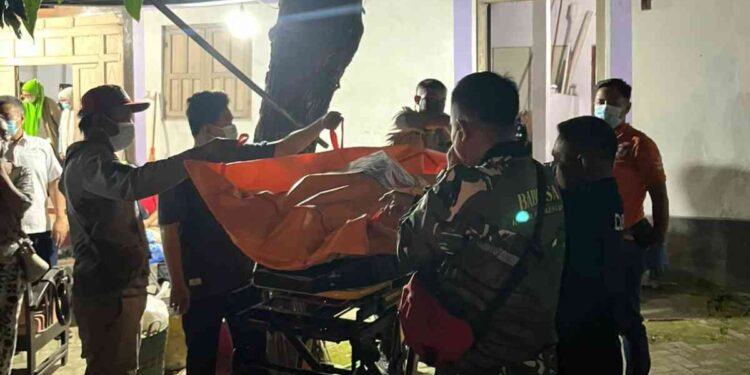 Petugas gabungan dari Polsek Banguntapan, Tim Inafis Polres Bantul, dan tenaga medis mengevakuasi jenazah seorang pria yang ditemukan meninggal di dalam kamar rumahnya di Sorowajan, Banguntapan, Bantul, Senin (10/11/2025).