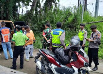 Petugas kepolisian bersama relawan dan warga berada di lokasi evakuasi korban tertemper KA Sancaka di Jembatan Sungai Tepus, Dusun Mangunan, Kalitirto, Berbah, Sleman, Minggu (9/11/2025).