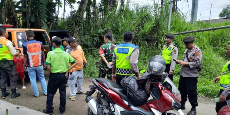 Petugas kepolisian bersama relawan dan warga berada di lokasi evakuasi korban tertemper KA Sancaka di Jembatan Sungai Tepus, Dusun Mangunan, Kalitirto, Berbah, Sleman, Minggu (9/11/2025).
