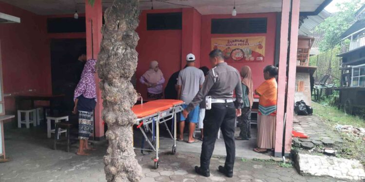 Petugas kepolisian bersama warga berada di lokasi usai kecelakaan yang melibatkan sepeda motor dan pejalan kaki di Jalan Srandakan, Bantul, Jumat (21/11/2025). Kedua korban mengalami luka dan menjalani perawatan di RS UII Pandak.