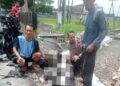 Petugas kepolisian dan warga melakukan evakuasi korban laka Kereta api di Prambanan