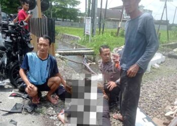 Petugas kepolisian dan warga melakukan evakuasi korban laka Kereta api di Prambanan