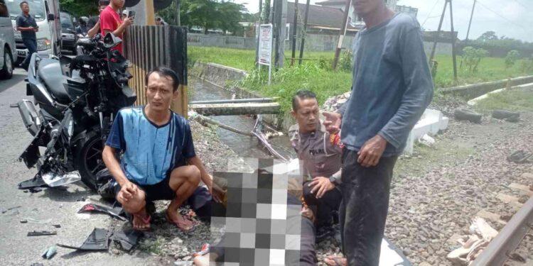 Petugas kepolisian dan warga melakukan evakuasi korban laka Kereta api di Prambanan