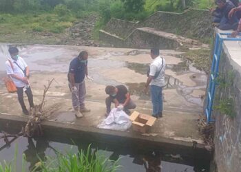 Petugas kepolisian melakukan evakuasi penemuan mayat bayi laki-laki di bendungan Bimomartani Sleman