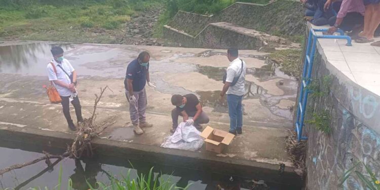 Petugas kepolisian melakukan evakuasi penemuan mayat bayi laki-laki di bendungan Bimomartani Sleman