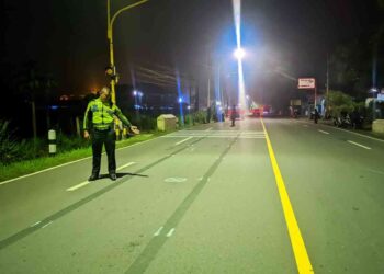 Petugas kepolisian melakukan olah TKP di Lokasi Kecelakaan di Jalan Purworejo–Wates