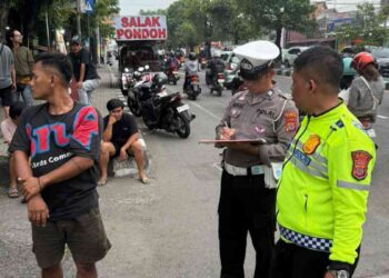 Petugas kepolisian melakukan olah tempat kejadian perkara (TKP) kecelakaan di Jalan Jogja–Solo Km 09, Dusun Sambilegi, Maguwoharjo, Depok, Sleman