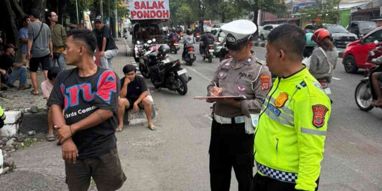 Petugas kepolisian melakukan olah tempat kejadian perkara (TKP) kecelakaan di Jalan Jogja–Solo Km 09, Dusun Sambilegi, Maguwoharjo, Depok, Sleman