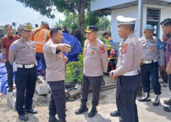 Petugas kepolisian melakukan penyelidikan laka maut di perlintasan dengan palang pintu di Prambanan Sleman