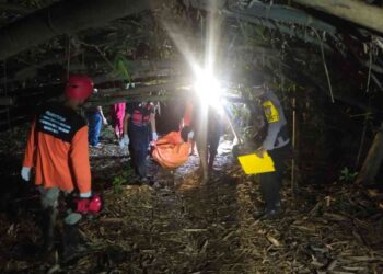 Petugas kepolisian melakukan proses identifikasi dan penanganan penemuan mayat di Sungai Progo, Pajangan, sebelum jenazah dipastikan sebagai Muhammad Nadzir, warga Bandongan, Magelang. (Dok. Polres Bantul)