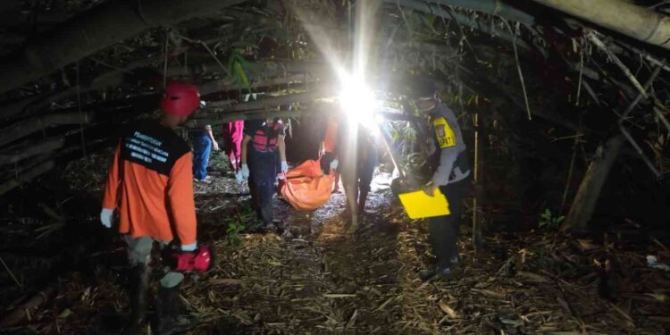 Petugas kepolisian melakukan proses identifikasi dan penanganan penemuan mayat di Sungai Progo, Pajangan, sebelum jenazah dipastikan sebagai Muhammad Nadzir, warga Bandongan, Magelang. (Dok. Polres Bantul)
