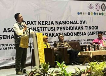 Foto : Plt. Deputi Bidang Pencegahan, Drs. Pangarso Suryotomo, M.MB, menjadi narasumber pada Plenary Session 3 bertajuk “Kolaborasi Perguruan Tinggi dalam Penanggulangan Bencana" di Kota Ungaran, Kabupaten Semarang pada Sabtu, 1 November 2025. (Kedeputian Bidang Pencegahan)