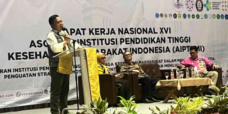 Foto : Plt. Deputi Bidang Pencegahan, Drs. Pangarso Suryotomo, M.MB, menjadi narasumber pada Plenary Session 3 bertajuk “Kolaborasi Perguruan Tinggi dalam Penanggulangan Bencana" di Kota Ungaran, Kabupaten Semarang pada Sabtu, 1 November 2025. (Kedeputian Bidang Pencegahan)