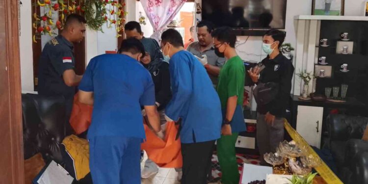 Polisi Bersama Tim Medis Melakukan Evakuasi Korban dugaan Pembunuhan di Gamping Sleman