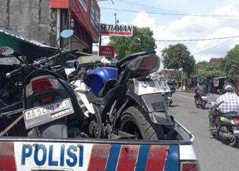 Polisi Melakukan efakusi kendaraan yang terlibat kecelakaan di Panggungharjo Sewon Bantul