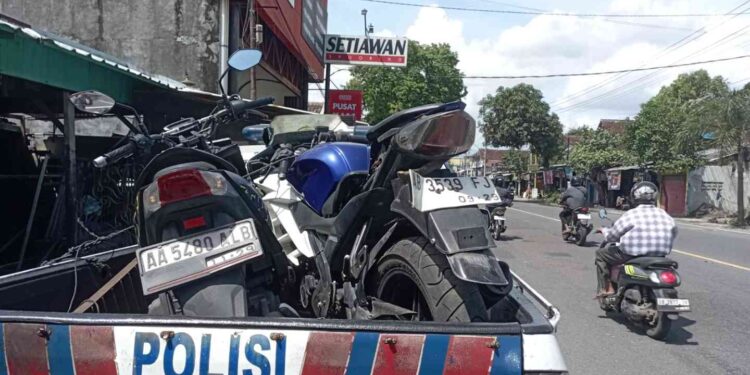 Polisi Melakukan efakusi kendaraan yang terlibat kecelakaan di Panggungharjo Sewon Bantul