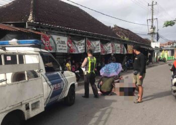 Polisi melakukan evakuasi korban kecelakaan di Jalan Ngangkruksari-Lapangan Mojo Kretek Bantul