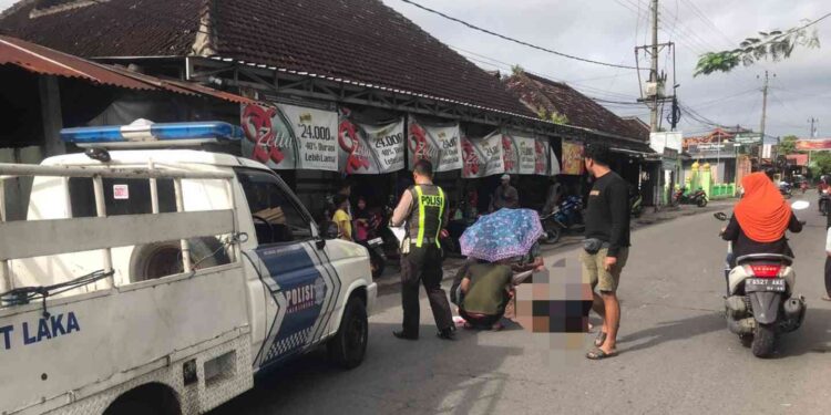 Polisi melakukan evakuasi korban kecelakaan di Jalan Ngangkruksari-Lapangan Mojo Kretek Bantul