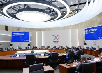 Presiden Prabowo saat menghadiri sesi pertama APEC Economic Leaders’ Meeting (AELM) di Hwabaek International Convention Centre (HICO), Gyeongju, Republik Korea, Jumat (31/10/2025). (Foto: BPMI Setpres)