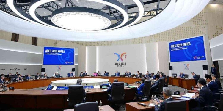 Presiden Prabowo saat menghadiri sesi pertama APEC Economic Leaders’ Meeting (AELM) di Hwabaek International Convention Centre (HICO), Gyeongju, Republik Korea, Jumat (31/10/2025). (Foto: BPMI Setpres)