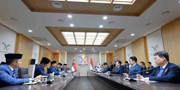 Presiden Republik Indonesia Prabowo Subianto melakukan pertemuan bilateral dengan Presiden Republik Korea Lee Jae Myung di Hwabaek International Convention Center (HICO), Gyeongju, pada Sabtu, 1 November 2025. Foto: BPMI Setpres/Muchlis Jr