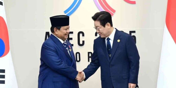 Presiden Republik Indonesia Prabowo Subianto melakukan pertemuan bilateral dengan Presiden Republik Korea Lee Jae Myung di Hwabaek International Convention Center (HICO), Gyeongju, pada Sabtu, 1 November 2025. Foto: BPMI Setpres/Muchlis Jr