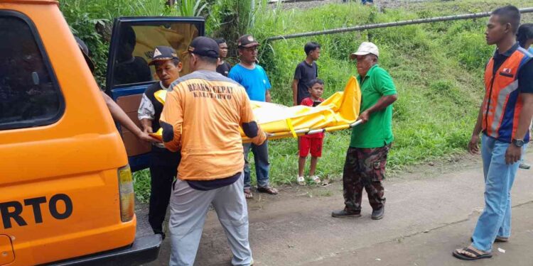 Proses evakuasi korban tertemper kereta di Jembatan Sungai Tepus, Dusun Mangunan, Kalitirto, Berbah, Sleman