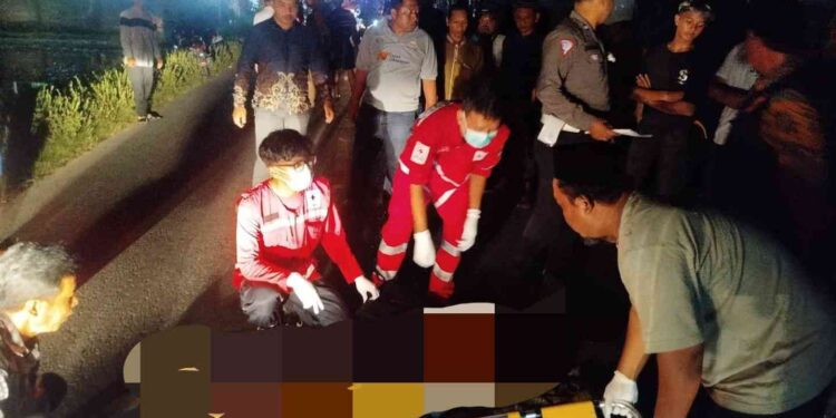 Prtugas Kepolisian dan Tim Medis Melakukan Evakuasi Korban Kecelakaan di Sewon Bantul