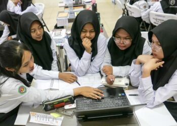 Siswi-siswi kelas XII SMAN Banua Billingual Boarding School Banjarbaru, Kalsel tengah mengerjakan soal. (Foto: Bismo Agung Sukarno/IGID-InfoPublik)