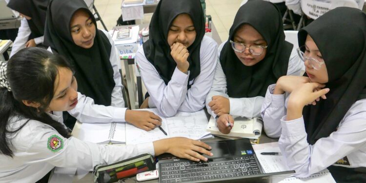 Siswi-siswi kelas XII SMAN Banua Billingual Boarding School Banjarbaru, Kalsel tengah mengerjakan soal. (Foto: Bismo Agung Sukarno/IGID-InfoPublik)