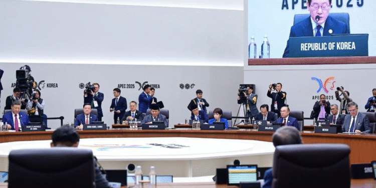 Presiden Republik Indonesia, Prabowo Subianto menyampaikan national speech di Konferensi Tingkat Tinggi (KTT) Kerja Sama Ekonomi Asia Pasifik (APEC) 2025 di Hwabaek International Convention Centre (HICO), Gyeongju, Republik Korea, pada JJumat (31/10/2025). (Foto: BPMI Setpres/Muchlis Jr)