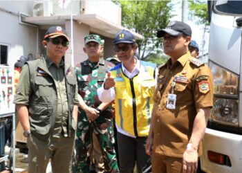 Kepala BNPB Letjen TNI Suharyanto (kiri) bersama Gubernur Jawa Tengah, Ahmad Luthfi (kanan) meninjau rumah pompa Sringin, Kaligawe, Kota Semarang, Jawa Tengah, Senin (3/11/2025). (Foto: Dok. BNPB.)