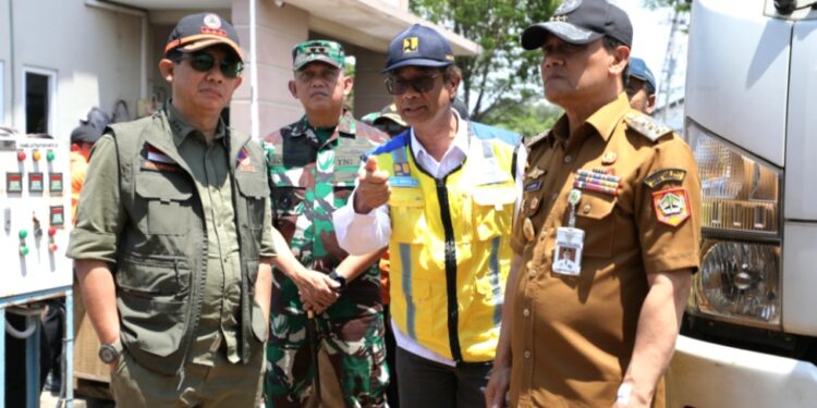 Kepala BNPB Letjen TNI Suharyanto (kiri) bersama Gubernur Jawa Tengah, Ahmad Luthfi (kanan) meninjau rumah pompa Sringin, Kaligawe, Kota Semarang, Jawa Tengah, Senin (3/11/2025). (Foto: Dok. BNPB.)
