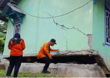 Foto : Sebanyak 19 rumah warga mengalami rusak berat dan 66 unit rumah lainnya berada dalam kondisi terancam akibat pergerakan tanah yang melanda Kecamatan Kaliwiro, Kabupaten Wonosobo, Provinsi Jawa Tengah, pada Jumat (31/10). (BPBD Kabupaten Wonosobo)