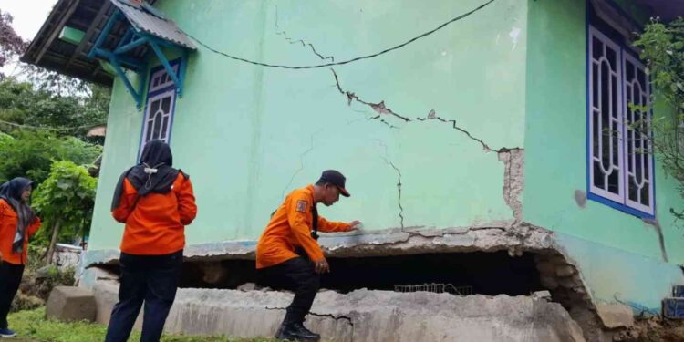 Foto : Sebanyak 19 rumah warga mengalami rusak berat dan 66 unit rumah lainnya berada dalam kondisi terancam akibat pergerakan tanah yang melanda Kecamatan Kaliwiro, Kabupaten Wonosobo, Provinsi Jawa Tengah, pada Jumat (31/10). (BPBD Kabupaten Wonosobo)
