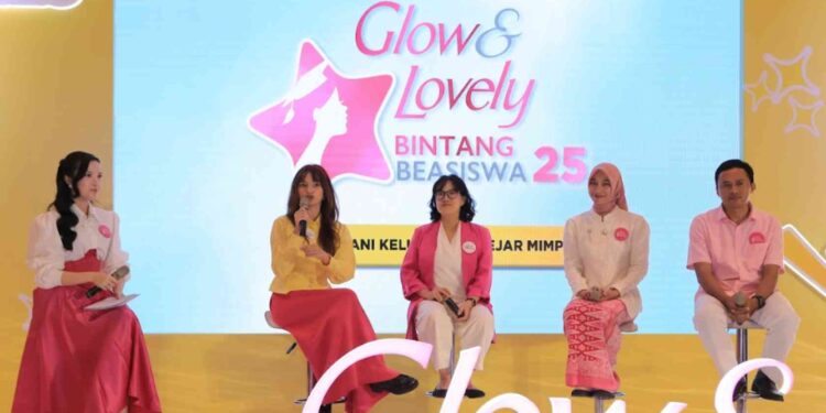 Sesi talkshow menghadirkan sosok yang menginspirasi untuk memberikan aspirasi dan semangat bagi para Adik Bintang penerima manfaat Glow & Lovely Bintang Beasiswa 2025