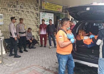 Tim Inafis Polres Bantul melakukan pemeriksaan dan identifikasi jenazah korban meninggal mendadak di persawahan Tegalsari, Donotirto, Kretek, yang sebelumnya dibawa ke Puskesmas Kretek, Jumat (21/11/2025).