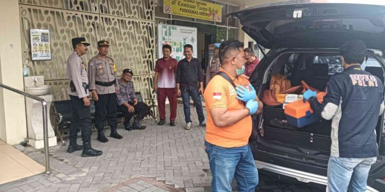 Tim Inafis Polres Bantul melakukan pemeriksaan dan identifikasi jenazah korban meninggal mendadak di persawahan Tegalsari, Donotirto, Kretek, yang sebelumnya dibawa ke Puskesmas Kretek, Jumat (21/11/2025).