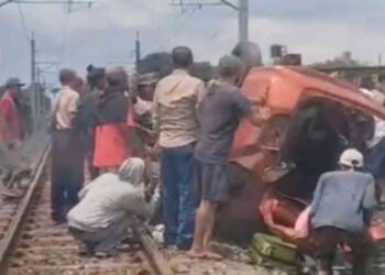 Warga bersama petugas mengevakuasi mobil Toyota Calya yang tertabrak Kereta Api Bangunkarta di perlintasan Prambanan, Sleman, Selasa (4/11/2025). Kecelakaan tersebut menewaskan tiga pengendara motor dan melukai enam orang lainnya. (Foto: Istimewa)
