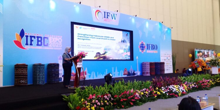 Deputi Bidang Ekonomi dan Transformasi Digital Kementerian PPN/Bappenas Vivi Yulaswati dalam sambutannya pada ajang Indonesia Franchise Week 2025 di Indonesia Convention Exhibition (ICE) BSD, Tangerang, Jumat (31/10/2025). (Foto: Ismadi Amrin/InfoPublik)
