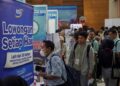 Pengunjung mencari informasi tentang lowongan kerja pada Jakarta Utara Job Festival 2025 di Gedung Serbaguna Gelora Sunter, Jakarta, Selasa (14/10/2025). Suku Dinas Tenaga Kerja, Transmigrasi, dan Energi (Sudin Nakertransgi) Jakarta Utara menggelar bursa kerja dengan menghadirkan 38 perusahaan dari beragam sektor industri untuk memperluas akses lapangan kerja dan menekan angka pengangguran. (ANTARA FOTO/Ika Maryani/hma/nym)
