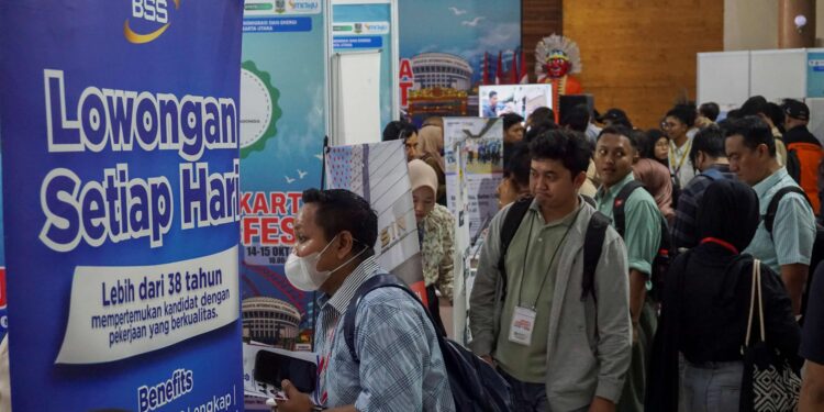 Pengunjung mencari informasi tentang lowongan kerja pada Jakarta Utara Job Festival 2025 di Gedung Serbaguna Gelora Sunter, Jakarta, Selasa (14/10/2025). Suku Dinas Tenaga Kerja, Transmigrasi, dan Energi (Sudin Nakertransgi) Jakarta Utara menggelar bursa kerja dengan menghadirkan 38 perusahaan dari beragam sektor industri untuk memperluas akses lapangan kerja dan menekan angka pengangguran. (ANTARA FOTO/Ika Maryani/hma/nym)