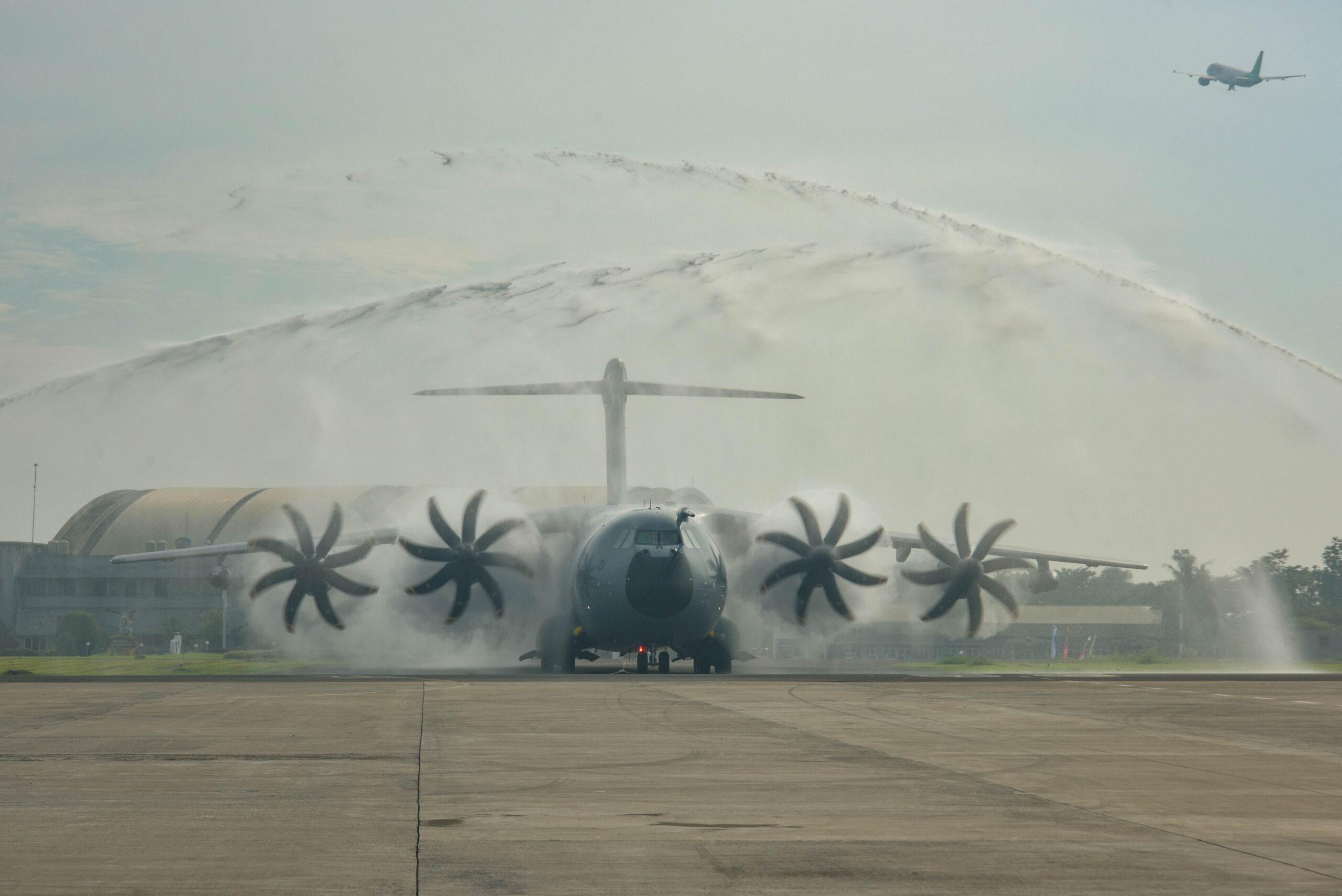 Pesawat Airbus A400M mengikuti prosesi penyemprotan air saat mendarat di Lanud Halim Perdanakusuma, Jakarta Timur, Senin (3/11/2025). Pesawat angkut Airbus A400M merupakan alutsista TNI Angkatan Udara yang dapat mengangkut barang berdimensi besar dimana pesawat tersebut menempuh perjalanan ke Indonesia selama tiga hari dari Sevilla, Spanyol. (ANTARA FOTO/Fakhri Hermansyah/ba)