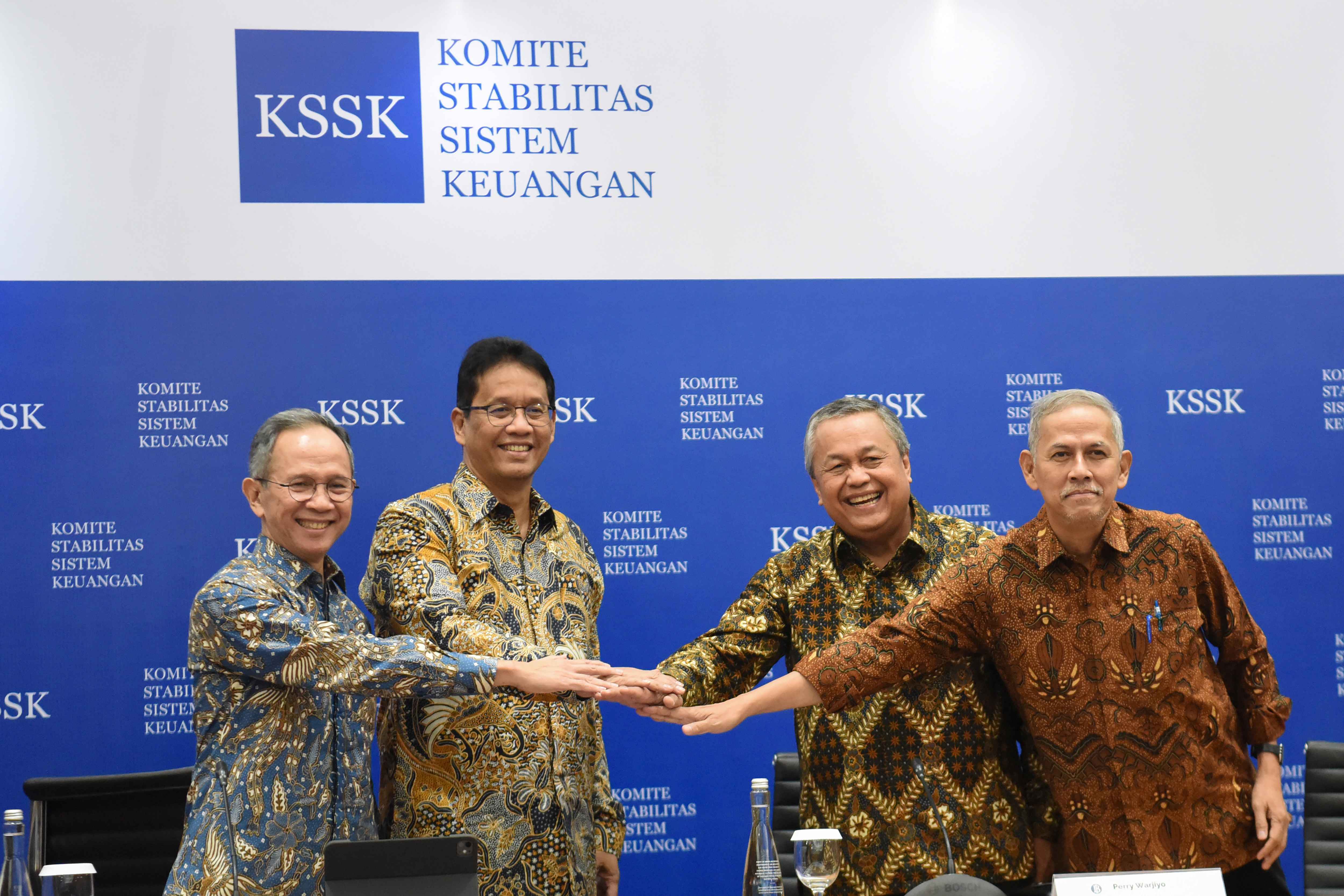 Menteri Keuangan Purbaya Yudhi Sadewa (kedua kiri), Gubernur Bank Indonesia Perry Warjiyo (kedua kanan), Ketua Dewan Komisioner Lembaga Penjamin Simpanan (LPS) Anggito Abimanyu (kanan), dan Ketua Dewan Komisioner Otoritas Jasa Keuangan (OJK) Mahendra Siregar (kiri) bertumpu tangan bersama sebelum memberikan pemaparan pada konferensi pers hasil rapat berkala Komite Stabilitas Sistem Keuangan (KSSK) di Jakarta, Senin (3/11/2025). Komite Stabilitas Sistem Keuangan menyatakan stabilitas sistem keuangan Indonesia pada kuartal III-2025 tetap terjaga di tengah tantangan dan dinamika pasar keuangan global, sementara pemerintah menargetkan pertumbuhan ekonomi dapat mencapai 5,2 persen pada akhir tahun 2025. (ANTARA FOTO/Indrianto Eko Suwarso/nz)