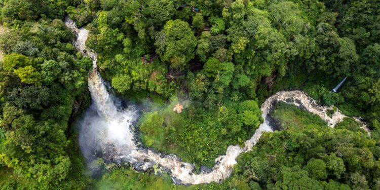 Pakar Iklan Sebut Klaim Sumber AMDK sebagai Air Pegunungan tidak Salah Foto : ilustrasi air di area pegunungan. Foto: Antara