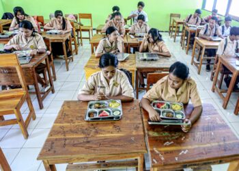 Peran Guru UKS dalam Menjaga Kualitas Gizi di SMAN 1 Lobalain