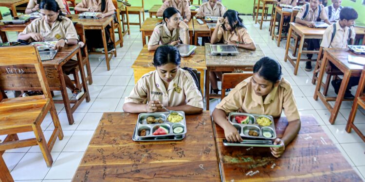 Peran Guru UKS dalam Menjaga Kualitas Gizi di SMAN 1 Lobalain