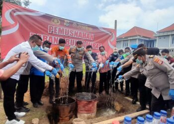 Polres Merauke Hancurkan Ribuan Liter Minuman Keras Ilegal