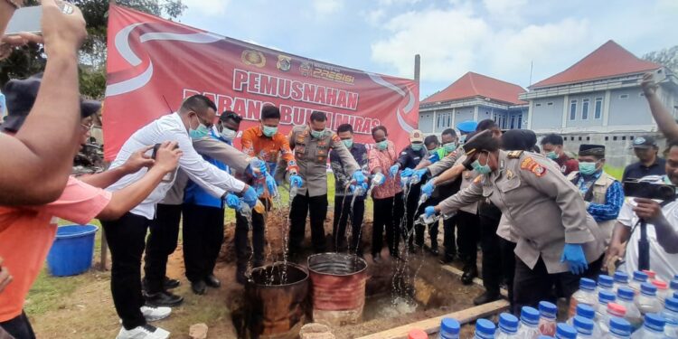 Polres Merauke Hancurkan Ribuan Liter Minuman Keras Ilegal
