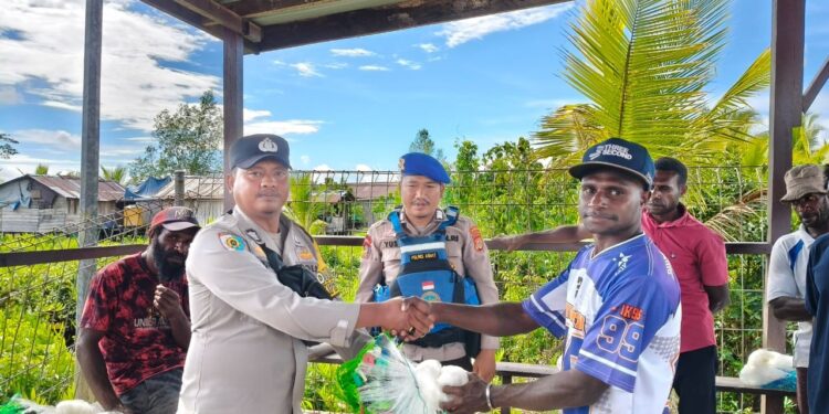 Polres Asmat Distribusikan 40 Jaring Ikan kepada Nelayan di Kampung Saw dan Bismam